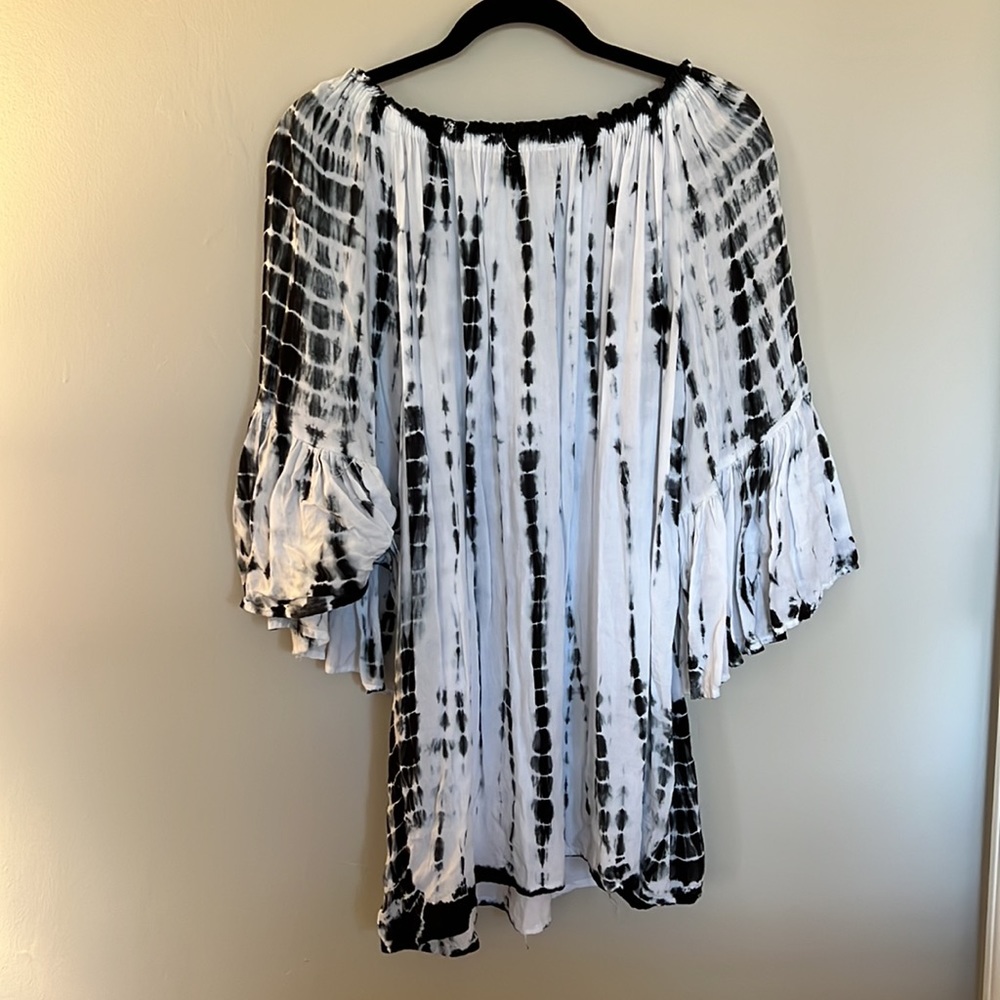Altered States black/white tie-dye look top with bell sleeves size large
